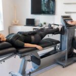 découvrez le fonctionnement d'une table de décompression neurovertébrale, un appareil conçu pour soulager les douleurs dorsales en étirant délicatement la colonne vertébrale.