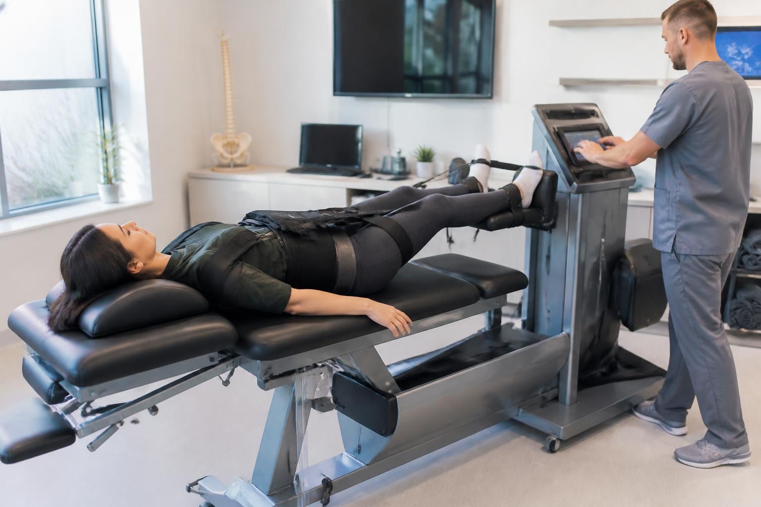 découvrez le fonctionnement d'une table de décompression neurovertébrale, un appareil conçu pour soulager les douleurs dorsales en étirant délicatement la colonne vertébrale.