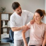 découvrez comment l’ostéopathie peut soulager efficacement les douleurs chroniques aux épaules grâce à des techniques douces et personnalisées.