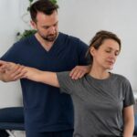découvrez comment l'ostéopathie peut soulager efficacement les douleurs chroniques des membres supérieurs grâce à des techniques manuelles ciblées et personnalisées.