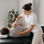 découvrez comment l’ostéopathie peut soulager efficacement les douleurs neuropathiques en améliorant la mobilité et en réduisant l’inflammation nerveuse.