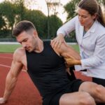 découvrez comment l’ostéopathie peut optimiser la performance physique des sportifs en améliorant mobilité, récupération et prévention des blessures.