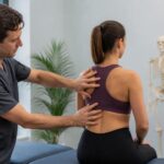 découvrez comment l'ostéopathie aide à améliorer la posture chez les patients actifs, en soulageant les tensions musculaires et en favorisant un meilleur équilibre corporel.