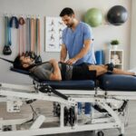 découvrez comment la décompression neurovertébrale aide à soulager les douleurs chroniques et prévient les rechutes de blessures, pour un bien-être durable.