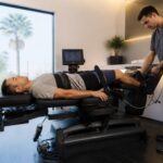 découvrez comment la décompression neurovertébrale peut prévenir la récidive des pathologies spinales en soulageant la pression on la colonne vertébrale et en favorisant la guérison durable.