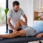 découvrez comment les approches ostéopathiques peuvent soulager efficacement les douleurs chroniques des hanches et améliorer votre qualité de vie.