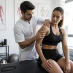 découvrez comment les approches ostéopathiques peuvent aider à prévenir les blessures sportives en améliorant la mobilité et en favorisant la récupération optimale des athlètes.