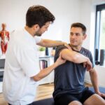 découvrez comment les approches ostéopathiques peuvent aider à renforcer les muscles affaiblis suite à une blessure, favorisant une récupération efficace et durable.