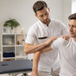 découvrez comment les manipulations ostéopathiques peuvent soulager efficacement les douleurs aux épaules, améliorer la mobilité et favoriser votre bien-être.