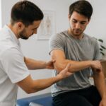 découvrez comment les manipulations ostéopathiques peuvent soulager efficacement les douleurs aux coudes et améliorer votre mobilité.
