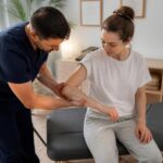 découvrez les techniques ostéopathiques efficaces pour soulager les douleurs aux coudes et améliorer votre mobilité grâce à des méthodes naturelles et personnalisées.