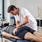 découvrez les techniques ostéopathiques efficaces pour renforcer les muscles lombaires et soulager les douleurs dorsales, améliorant ainsi votre mobilité et votre bien-être.