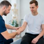 découvrez les techniques ostéopathiques efficaces pour soulager les douleurs aux poignets et retrouver confort et mobilité au quotidien.