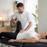 découvrez comment l'ostéopathie peut soulager les douleurs chroniques des hanches grâce à une prise en charge complète et personnalisée pour améliorer votre qualité de vie.