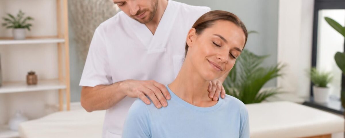 découvrez comment l'ostéopathie peut soulager naturellement les douleurs des trapèzes grâce à des techniques manuelles adaptées.