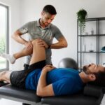 découvrez comment l'ostéopathie peut soulager et traiter efficacement les douleurs et blessures sportives pour un retour rapide à l'activité.