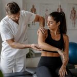 découvrez comment l'ostéopathie peut optimiser la récupération sportive et prévenir les blessures récurrentes, pour une performance durable et un corps en pleine santé.
