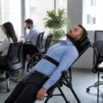 découvrez pourquoi la décompression neurovertébrale est la solution idéale pour soulager les douleurs et améliorer la posture des travailleurs sédentaires.