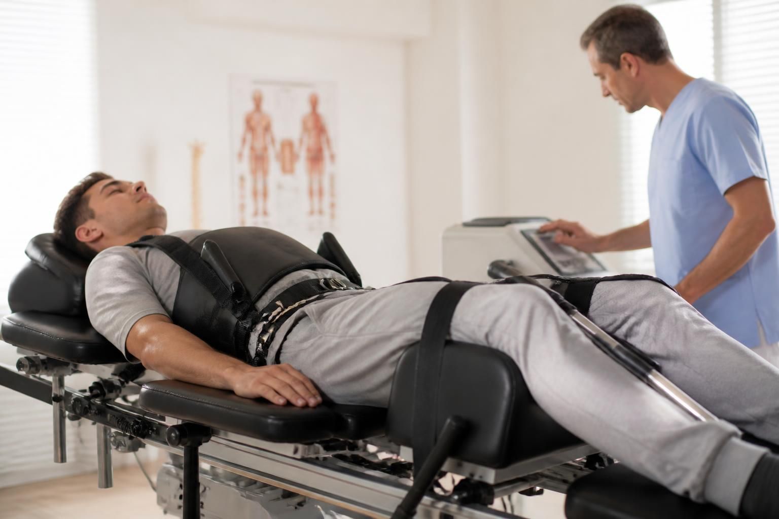 découvrez pourquoi la décompression neurovertébrale est une méthode recommandée pour soulager efficacement les douleurs radiculaires et améliorer votre qualité de vie.