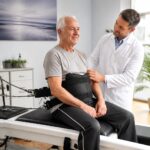 découvrez pourquoi la décompression neurovertébrale est un traitement sûr et efficace pour les seniors, soulageant la douleur et améliorant la mobilité sans intervention chirurgicale invasive.