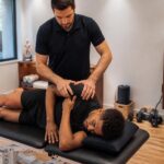 découvrez pourquoi l’ostéopathie est indispensable pour les athlètes professionnels, en favorisant leur récupération, performance et prévention des blessures.