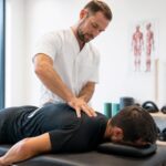 découvrez pourquoi l’ostéopathie est essentielle pour les sportifs, en optimisant leurs performances, prévenant les blessures et favorisant une récupération rapide.