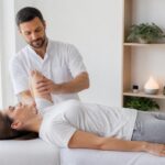 découvrez comment l'ostéopathie peut soulager vos douleurs articulaires naturellement, sans recours aux médicaments, pour retrouver mobilité et bien-être au quotidien.
