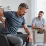 découvrez pourquoi il est important de consulter un professionnel en cas de douleur sciatique accompagnée de perte de sensibilité, afin de prévenir les complications et soulager efficacement vos symptômes.