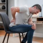 découvrez les causes et solutions pour la sciatique, une douleur intensifiée par la flexion du tronc, et apprenez comment soulager efficacement cette gêne.