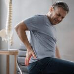 découvrez les causes possibles de la sciatique, notamment la douleur dans la fesse liée à un problème lombaire, et apprenez comment soulager ce mal courant.