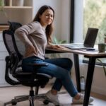 découvrez comment prévenir et soulager la sciatique en télétravail grâce à des conseils sur le choix de la chaise, l'adoption d'une bonne posture et la gestion de la douleur dans la jambe.