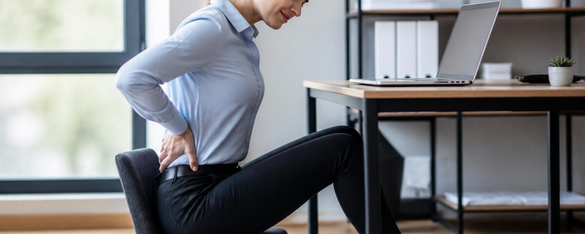 découvrez comment une chaise trop basse peut aggraver la sciatique et provoquer des douleurs dans le bas du dos. conseils pour éviter ces effets et améliorer votre posture.