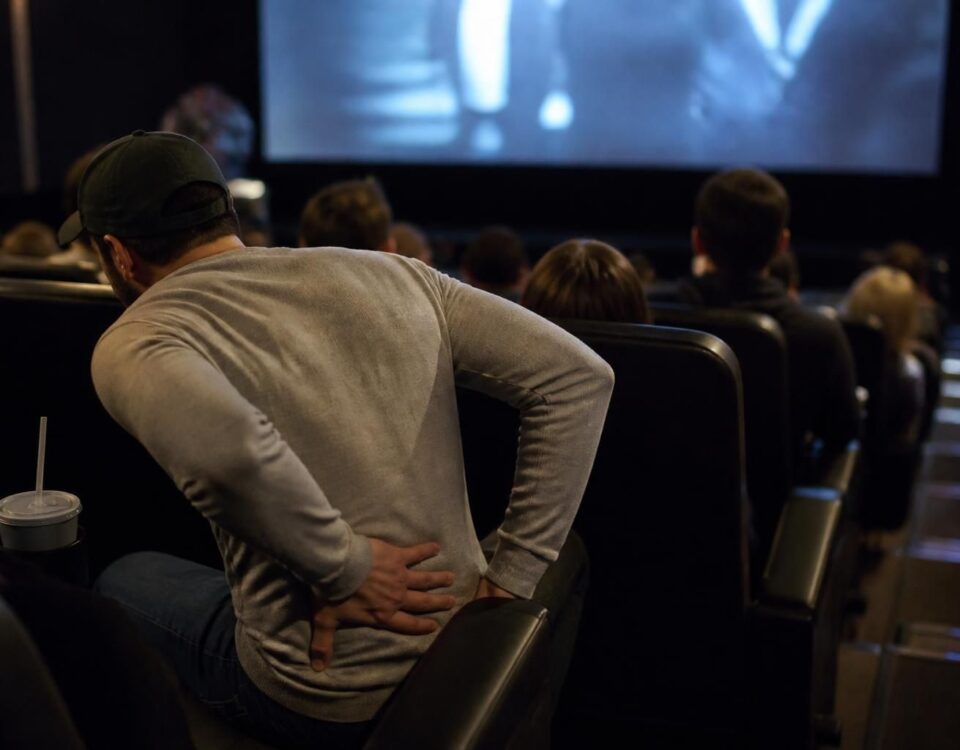 découvrez comment gérer la douleur liée à la sciatique lorsque vous êtes au restaurant ou au cinéma, avec des conseils pratiques pour soulager et améliorer votre confort.