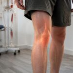 Sciatique qui descend sous le genou : pourquoi ce trajet est important 13 découvrez pourquoi la douleur sciatique qui descend sous le genou est significative, ses causes possibles et comment soulager ce trajet douloureux pour améliorer votre confort.