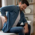 découvrez les symptômes de la hernie discale accompagnée d'engourdissement, un signe d'irritation nerveuse, et les solutions pour soulager cette condition douloureuse.