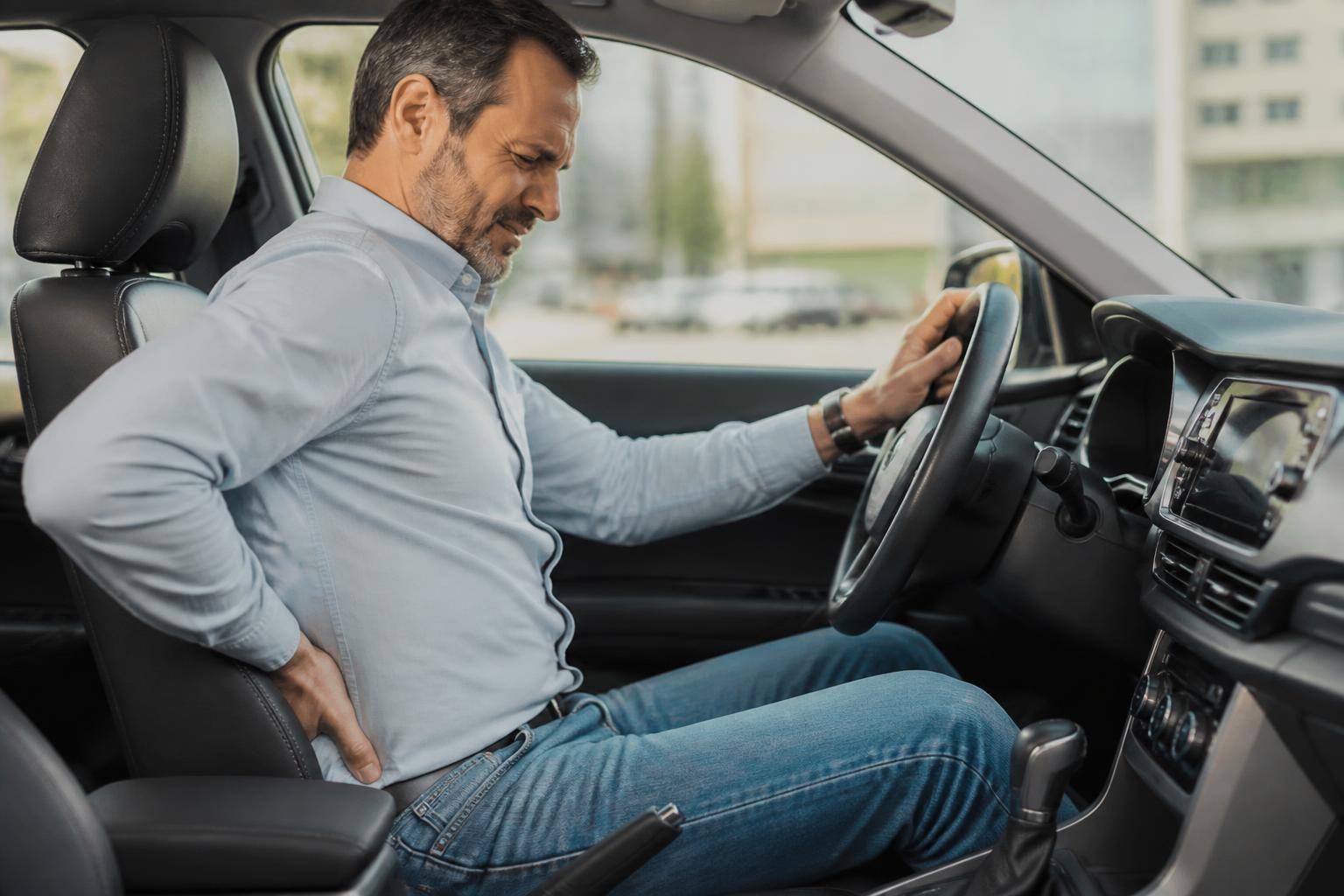 Hernie discale et conduite automobile : pourquoi les symptômes peuvent s’aggraver 21 découvrez pourquoi la conduite automobile peut aggraver les symptômes d'une hernie discale et apprenez des conseils pour mieux gérer votre douleur au volant.