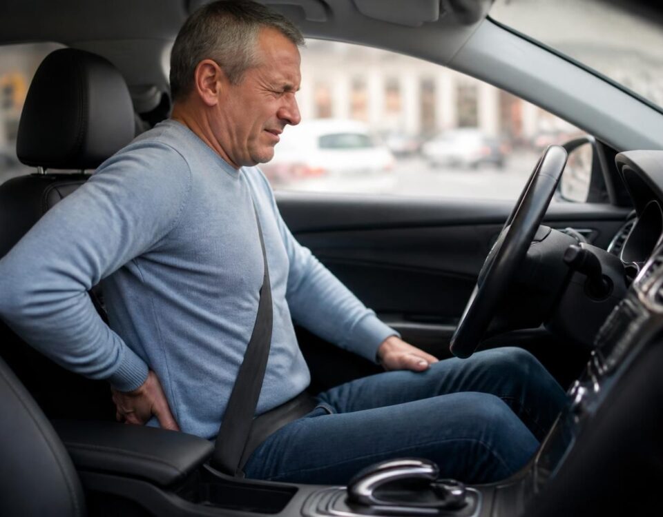 découvrez pourquoi la conduite automobile peut aggraver les symptômes d'une hernie discale et apprenez comment préserver votre santé au volant.