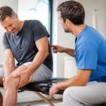 découvrez pourquoi la hernie discale peut provoquer des douleurs sous le genou, ses causes, symptômes et les solutions pour mieux gérer cette douleur.