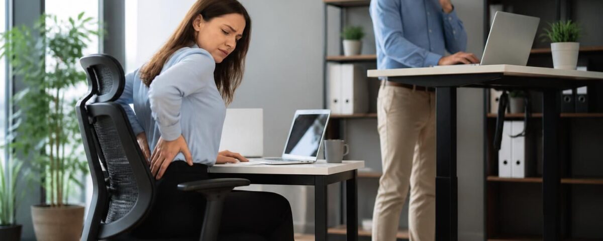 Sciatica and standing desks: helpful or aggravating depending on symptoms? 15 découvrez si le bureau debout est bénéfique ou nuisible pour la sciatique en fonction de vos symptômes et apprenez à mieux gérer votre confort au travail.