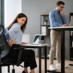 Sciatica and standing desks: helpful or aggravating depending on symptoms? 14 découvrez si le bureau debout est bénéfique ou nuisible pour la sciatique en fonction de vos symptômes et apprenez à mieux gérer votre confort au travail.