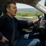 découvrez les signes de sciatique à surveiller lors de longues distances en voiture pour assurer votre confort et sécurité au volant.