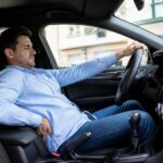 Sciatique et dossier de voiture trop incliné : effet possible 12 découvrez comment un dossier de voiture trop incliné peut aggraver la sciatique et apprenez des conseils pour préserver votre dos lors de vos trajets en voiture.