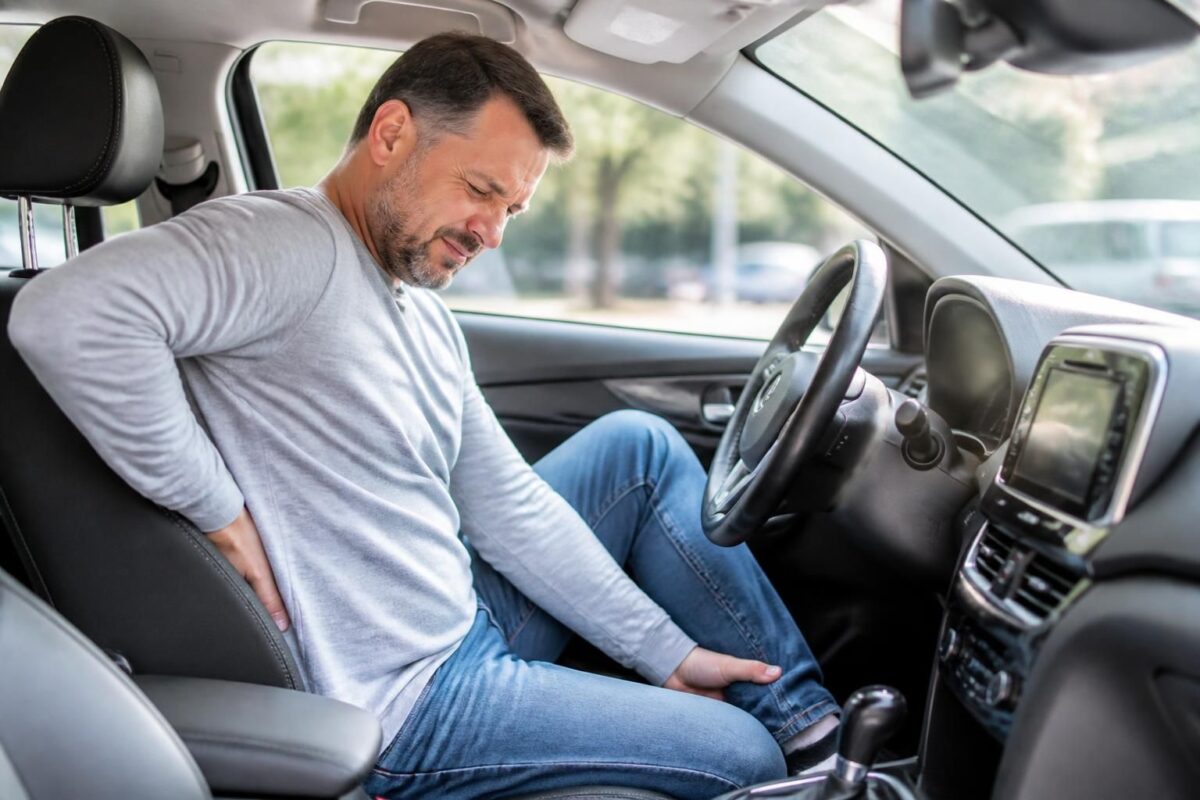 découvrez comment soulager la sciatique et les douleurs au pied lors de vos trajets en voiture grâce à des conseils pratiques et des astuces de confort.