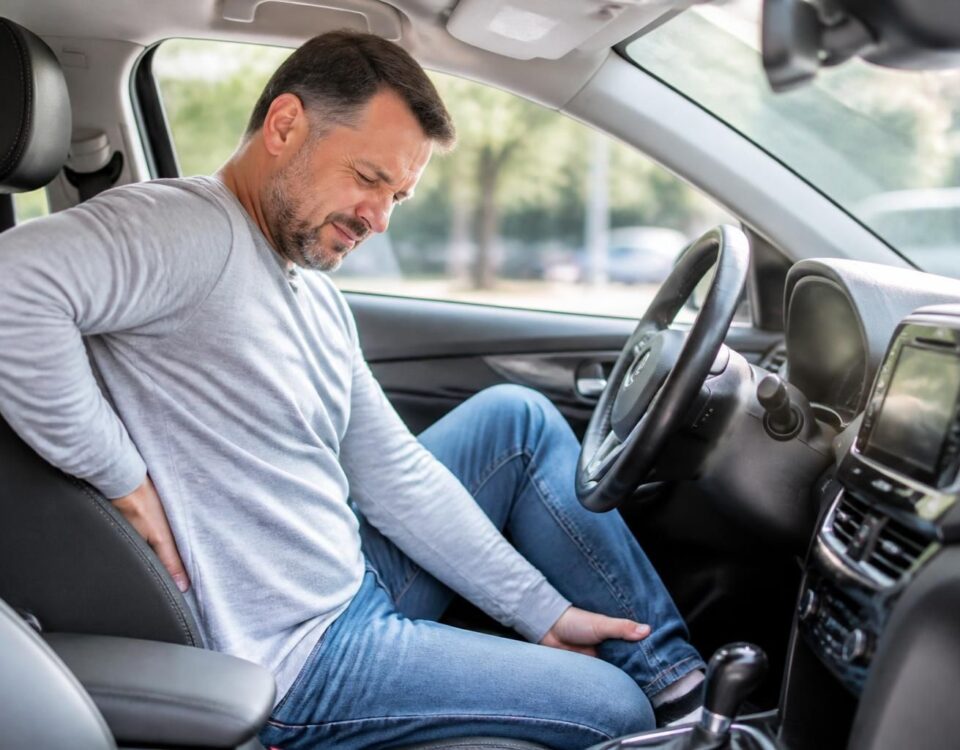 découvrez comment soulager la sciatique et les douleurs au pied lors de vos trajets en voiture grâce à des conseils pratiques et des astuces de confort.