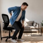 découvrez comment soulager la sciatique et gérer la douleur lors des transitions assis-debout grâce à des conseils pratiques et des exercices adaptés.
