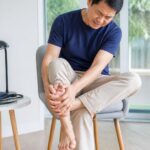 Sciatica and cold sensation in the foot: what should be checked? 12 découvrez les causes possibles de la sciatalgie accompagnée d'une sensation de froid dans le pied et les examens essentiels à réaliser pour un diagnostic précis et un traitement adapté.