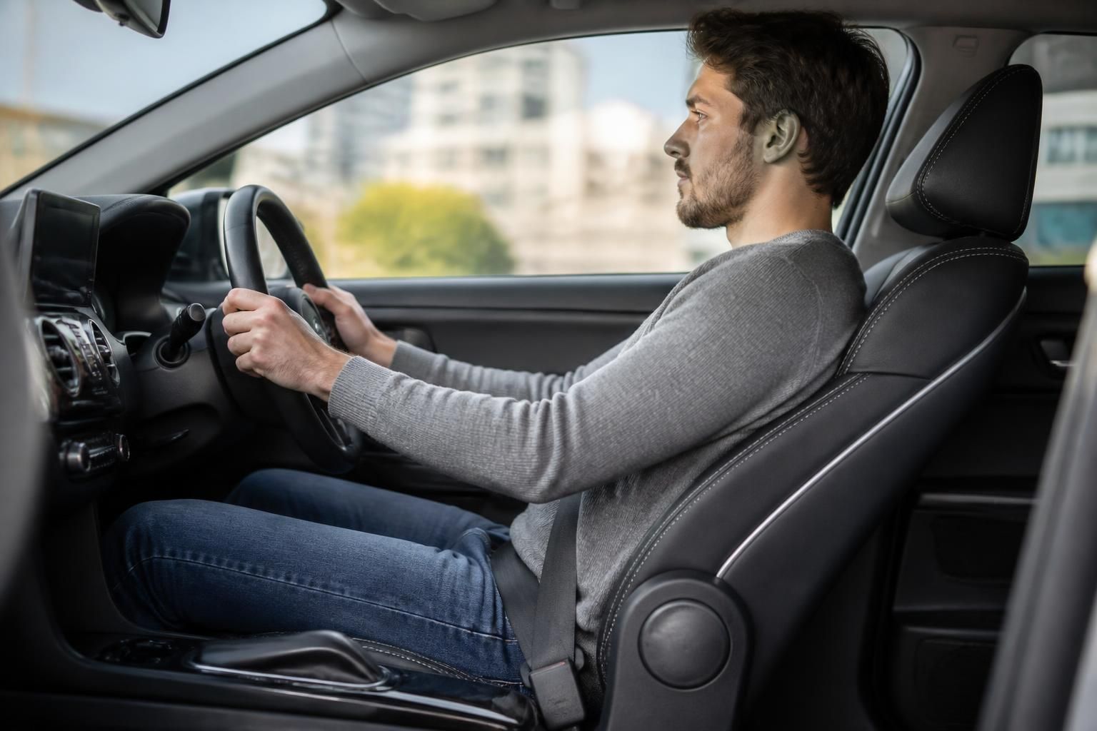 découvrez pourquoi l'inclinaison du siège de voiture est cruciale pour prévenir et soulager la sciatique, et améliorez ainsi votre confort de conduite.