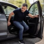 découvrez les mouvements à surveiller pour éviter la douleur sciatique en sortant de la voiture et améliorer votre confort au quotidien.