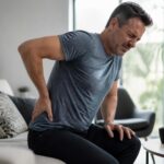 Hernie discale et arthrose lombaire : causes combinées de sciatique 12 découvrez comment la hernie discale et l'arthrose lombaire peuvent conjointement provoquer une sciatique, leurs causes, symptômes et options de traitement.