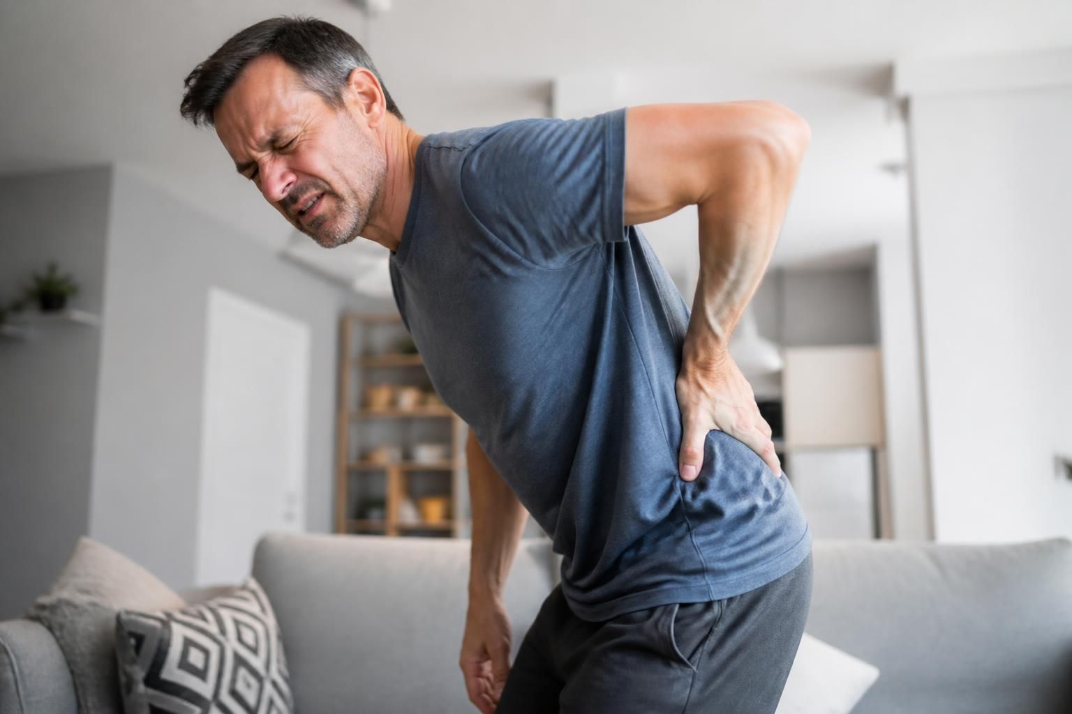 Hernie discale et douleur qui descend plus bas après un mouvement 21 découvrez les causes possibles d'une hernie discale et pourquoi la douleur peut s'étendre après certains mouvements. conseils pour soulager et prévenir cette douleur.